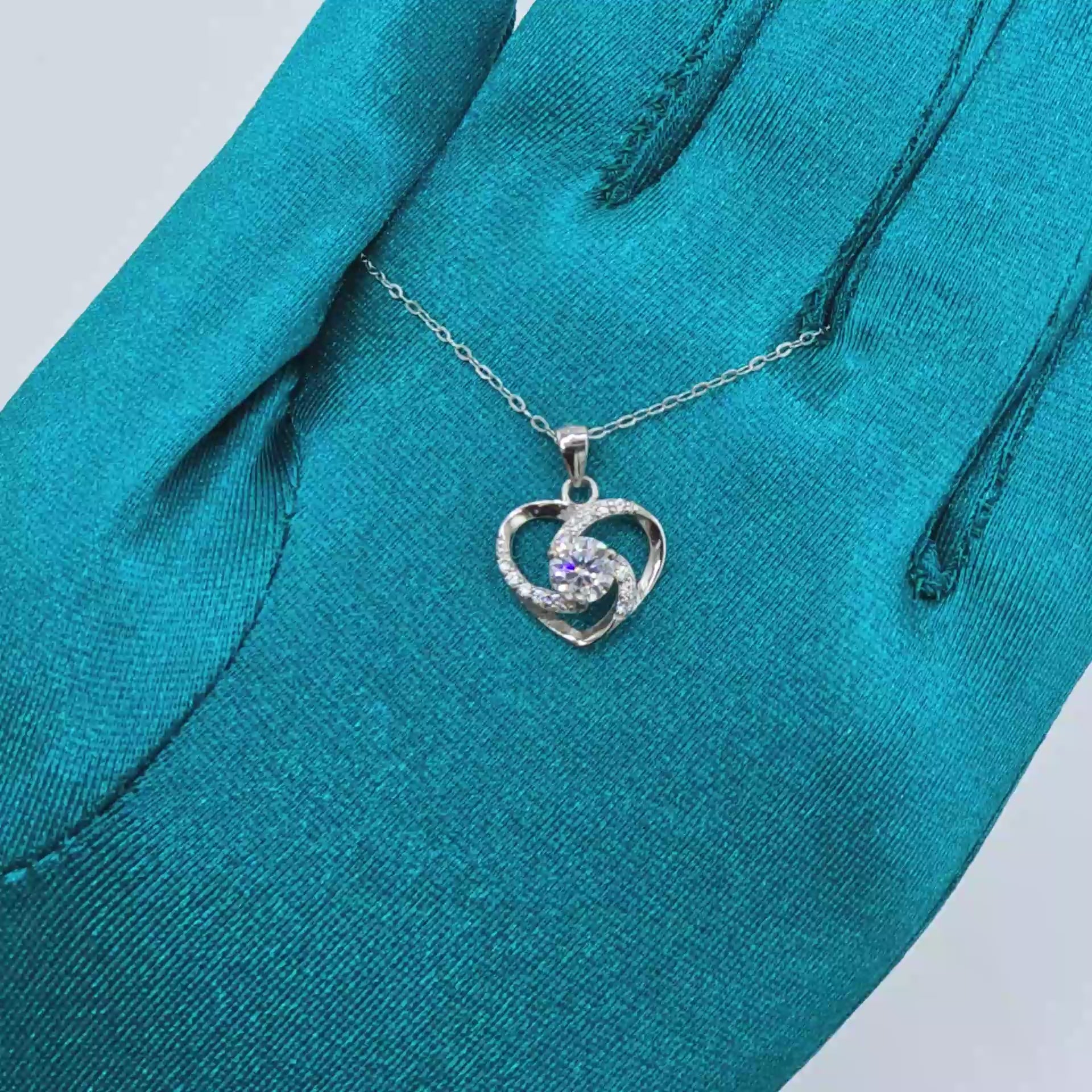 Heart pendant necklace: Eternally sparkling design