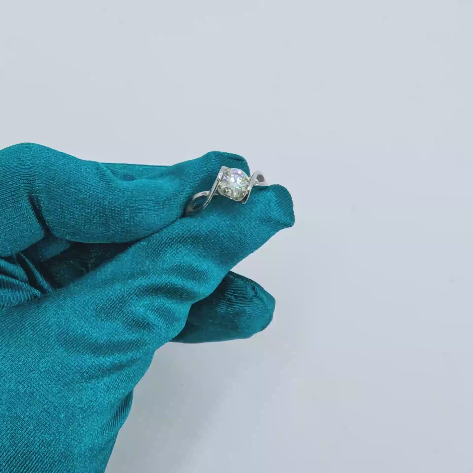 "Angel's Kiss" moissanite ring in 925 silver