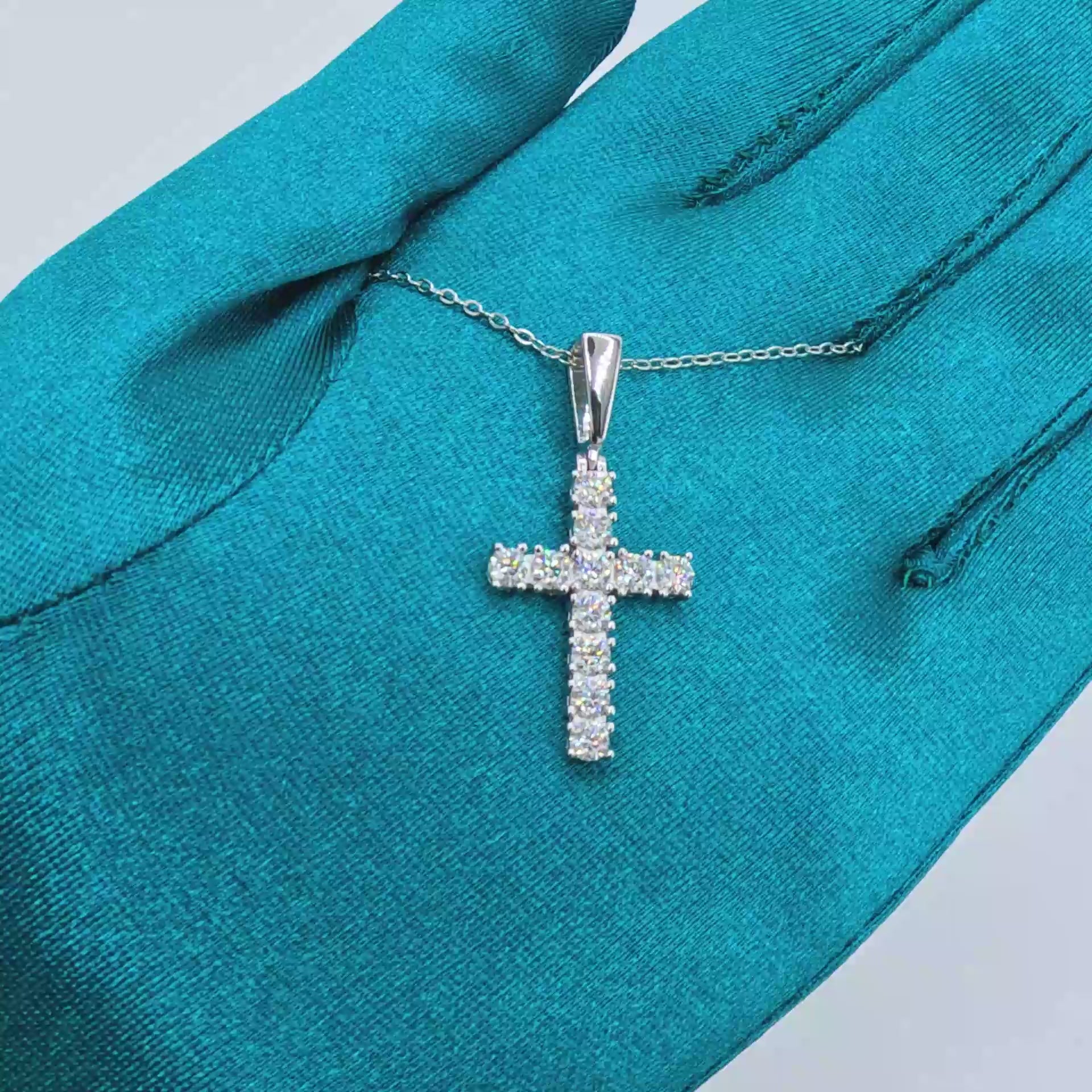 925 silver cross pendant with moissanite