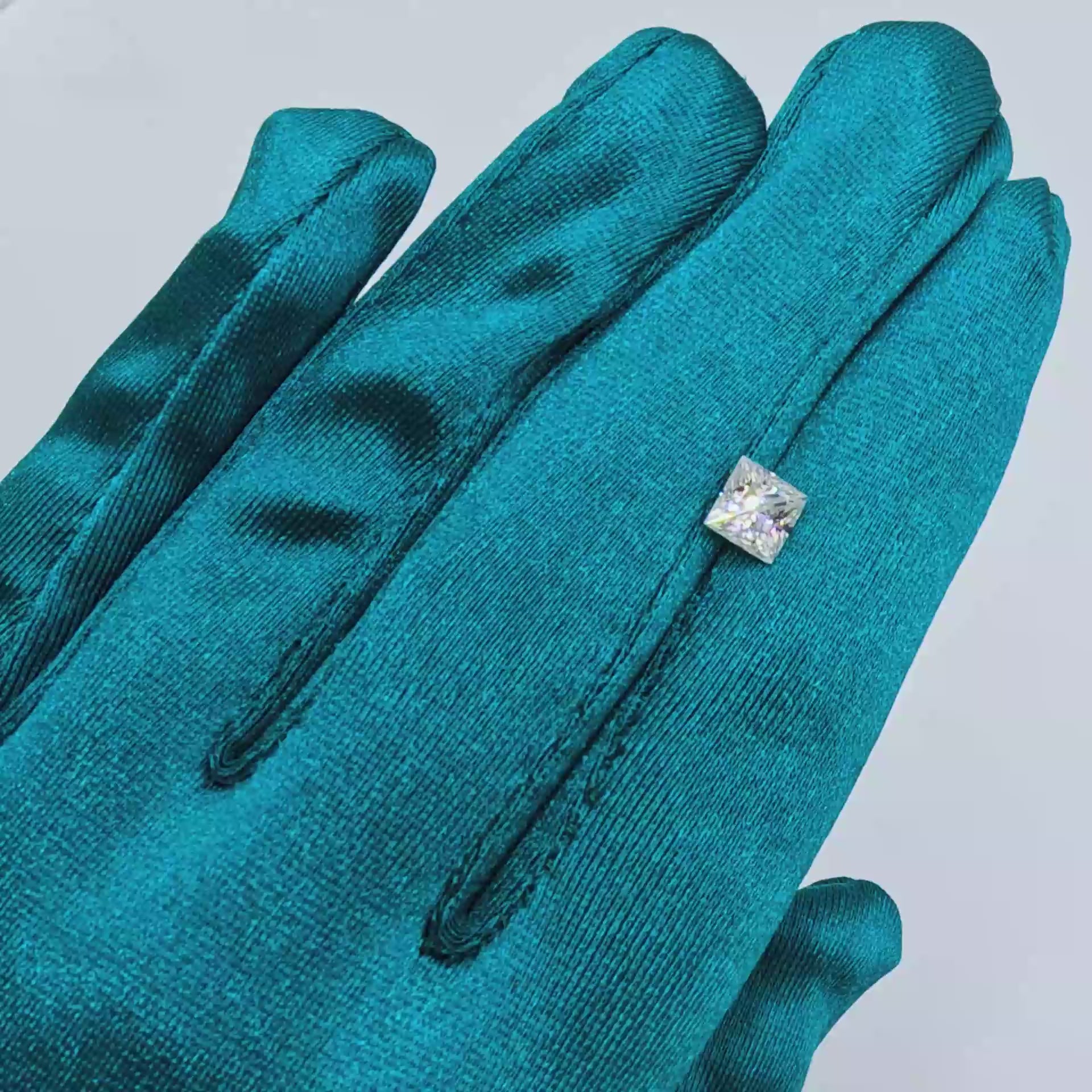 1.0 ct Princess-Cut Moissanite – Modern Elegance with Brilliant Sparkle